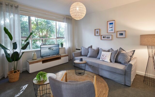 1 Bedroom Apt With Parking Stroll to Elwood Beach
