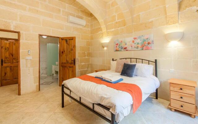 Centre Island Gozitan Farmhouse & Pool