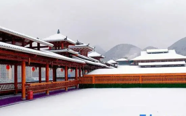 Kaili Wanhuzhai Hotel (South High-speed Railway Station)