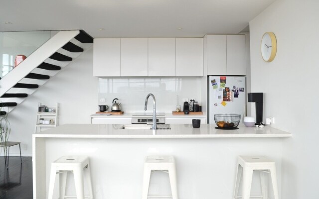 Stylish 2 Bedroom Loft Apartment With Parking