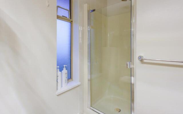 Convenient to Attractions & Close To Airport