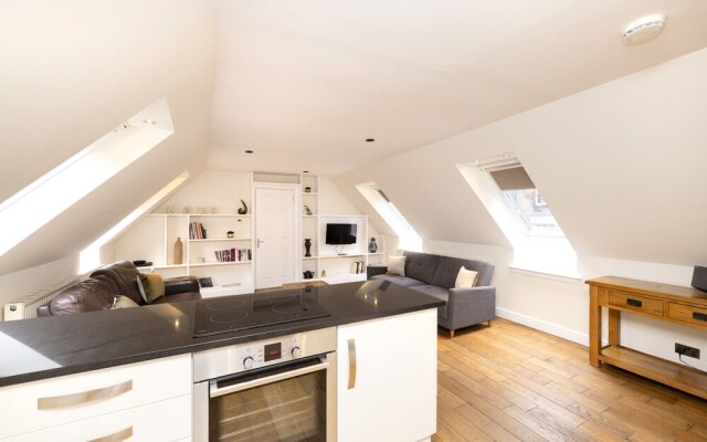 JOIVY Inviting Flat Near Edinburgh Castle W/ Parking