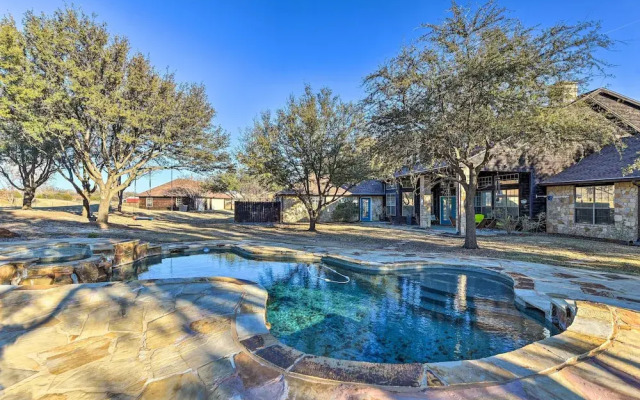 Private Pool: Spacious & Vibrant Argyle Villa!