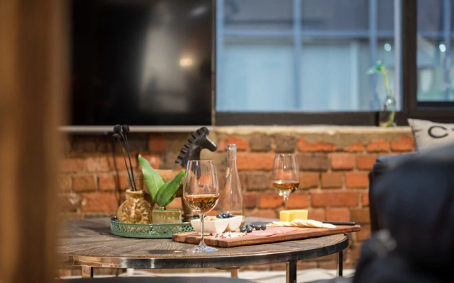 StayCentral - Heritage Warehouse Retreat
