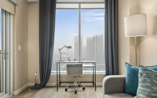 Modern DT Condo Balcony Parking Gym Hot Tub