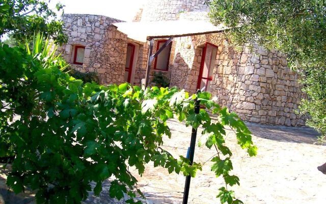 Trullo in Pietra con Giardino