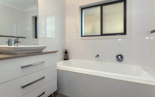 Beach House, Pacific Road, 1/20