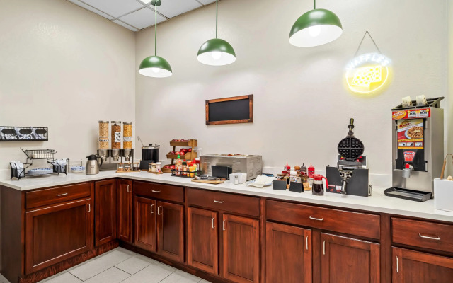 Comfort Inn & Suites Plainville-Foxboro