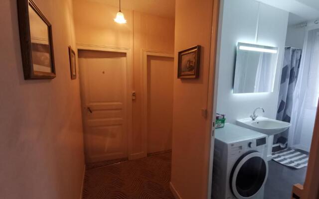 St Sebastien 3 Rooms above a restaurant