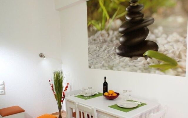 Nikolas Suites