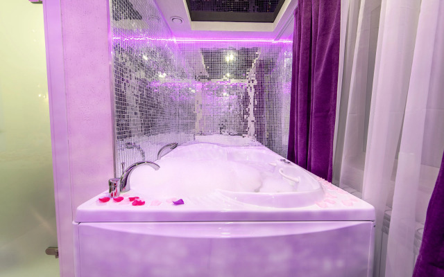 Alex Hotel on Rybatskaya