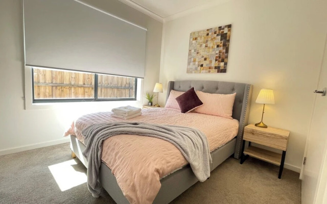 Relax 5 BRM Rental house near Melton