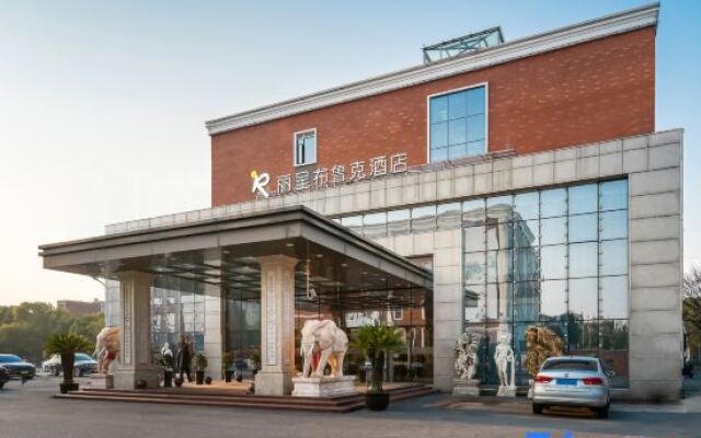 Rezen Brook Hotel (Shanghai Caolu Minlei Road Subway Station)