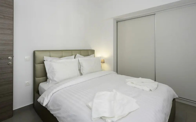 Flat with stunning views & prv parking