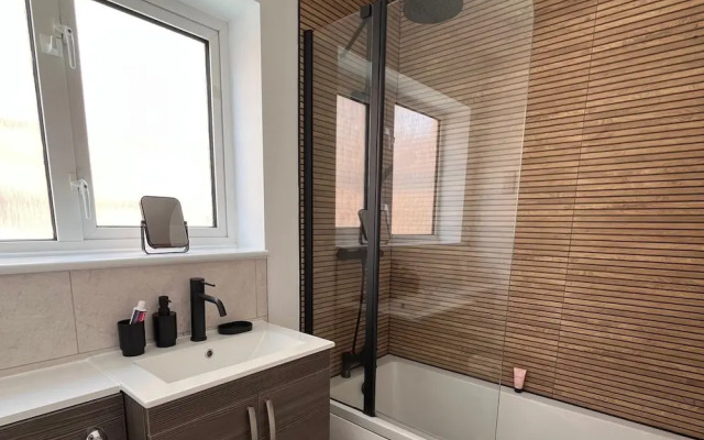 Nottingham 2-bed House, Sleeps 4, Pet Friendly