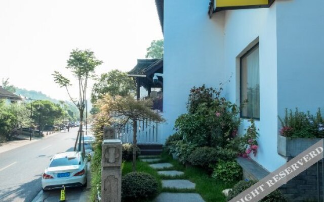 Qushe Light Luxury Hotel