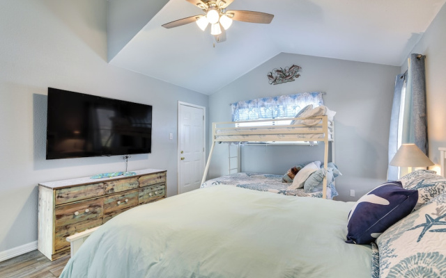 Walk to Beach: Family-friendly Galveston Home!