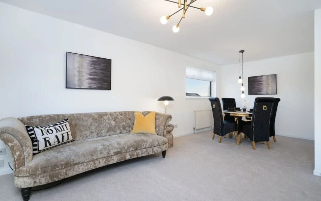 Comfy 3 Bed House - Free Parking