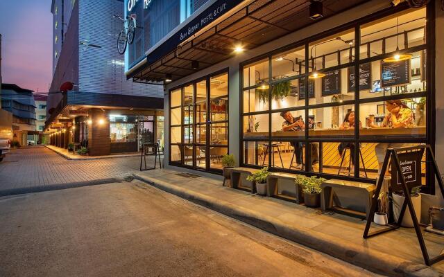 Siam Subway Hostel and Café