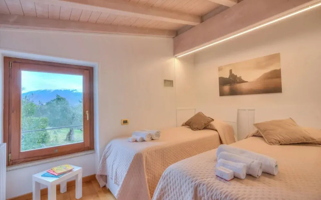 Villa Iris-lakeview & Shared Pool
