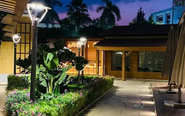 Maison Maxim De Lesseps