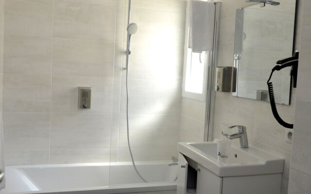 Logis Hotel Yseria - Historical Center