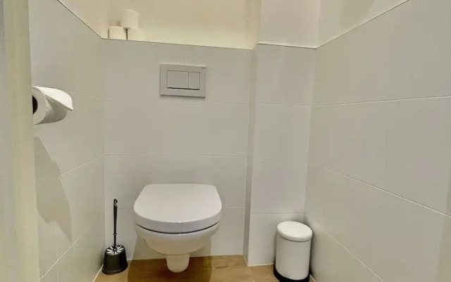 Modern 1BR Near Diamond District by Oneluxstay