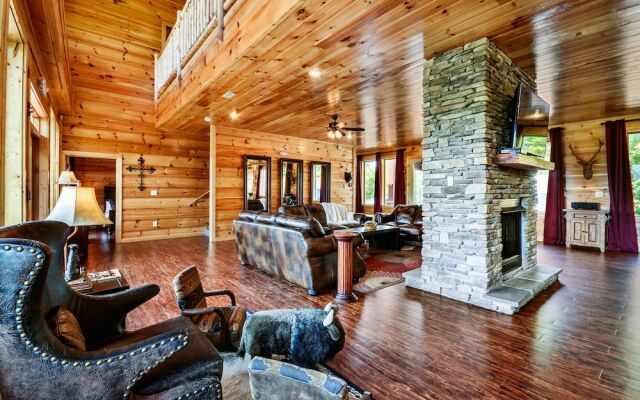 Foxwood Mansion Fourteen Bedroom Cabin