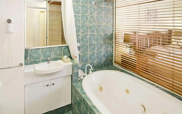 Sixteen at Cape View Escapes