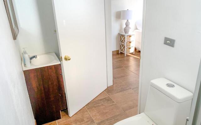 Beautiful 3 BDR 2,5 Bath- Steps from Beach w/PKG