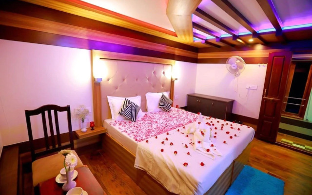 Mass Holidays Houseboat