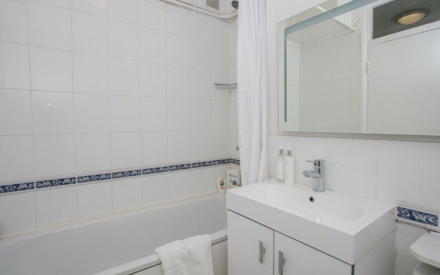 Studio Apartment in Putney With Balcony Sleeps 2