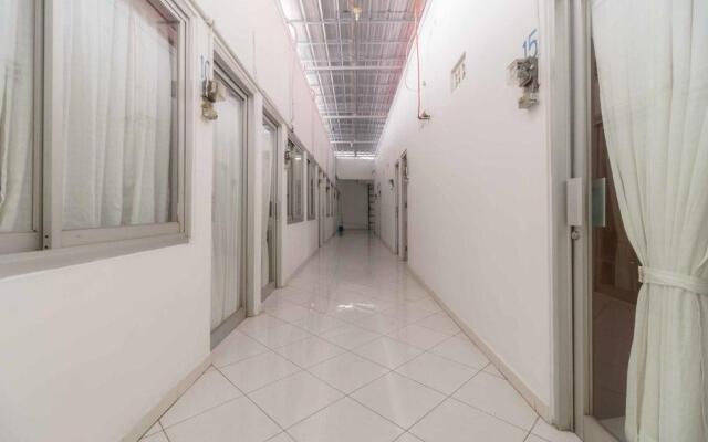 RedDoorz Syariah near Ragunan Zoo 3