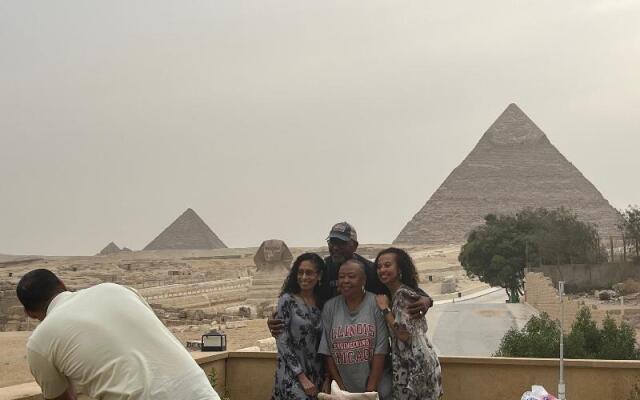 The Gate Hotel Front Pyramids & Sphinx View