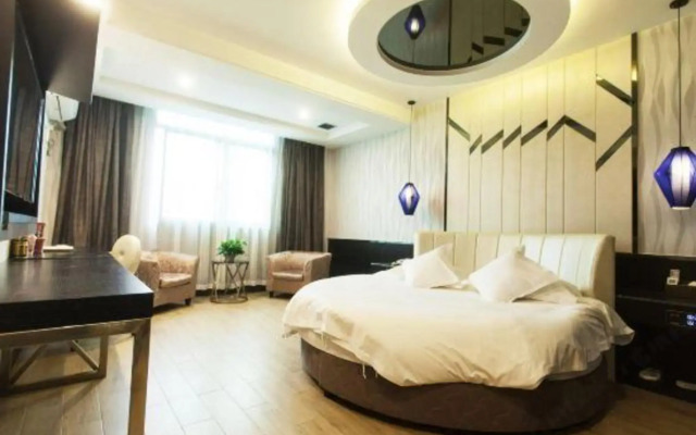 Qingmu Hotel (Zhenjiang Danyang Houxiang Central Street)