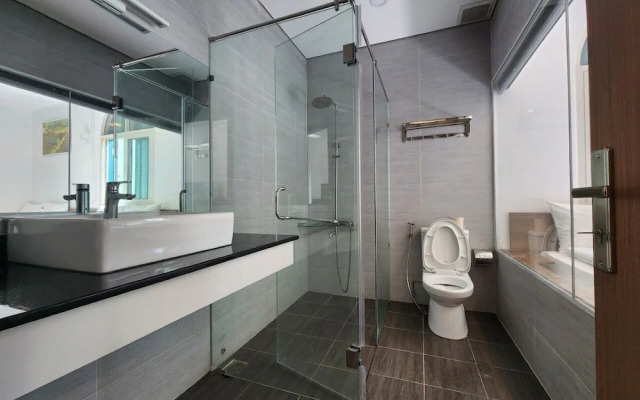 10 Bedroom Apartment 300m From The Sea