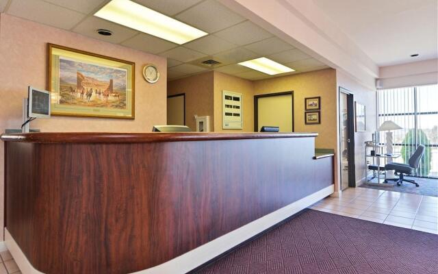 Econo Lodge Inn & Suites