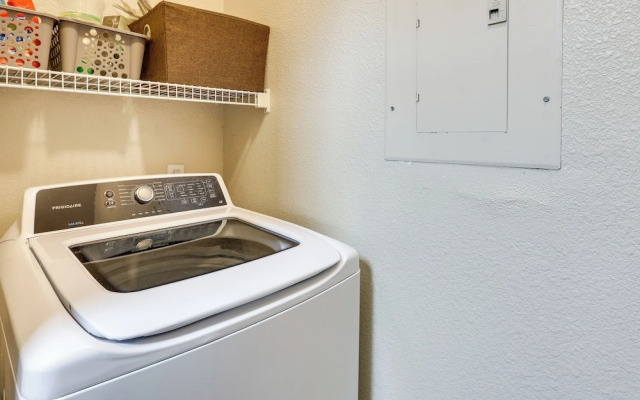 Walk to Papago Park: Central Phoenix Condo