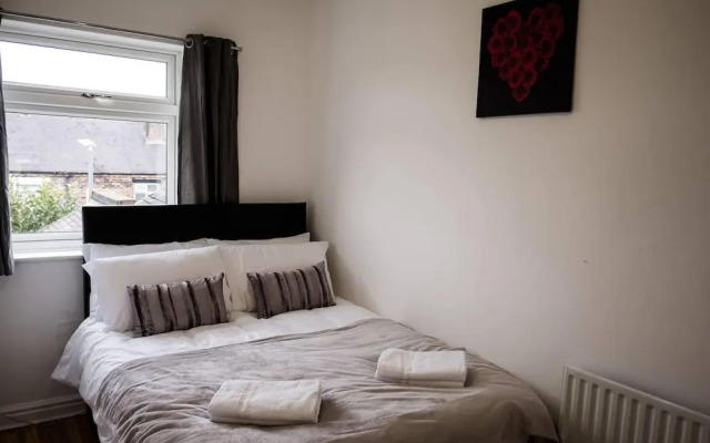 Stay Comfortable-close to City Centre-4 Bed House!