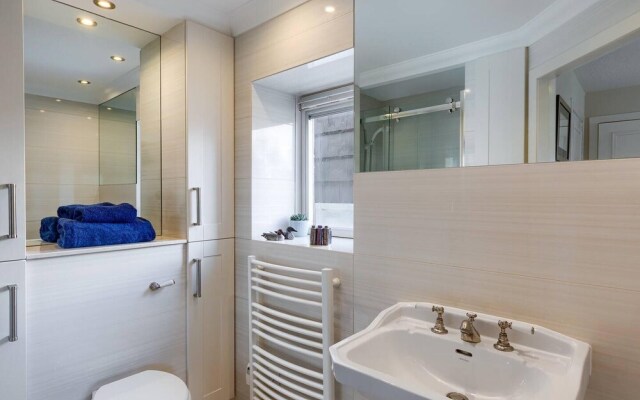 Tasteful top Floor Apartment Next to Gleneagles