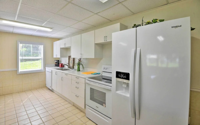 Waterfront Welaka Escape w/ Private Docks!