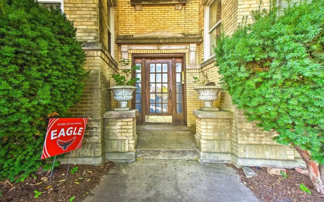 Historic Oak Park Apartment ~ 8 Mi to Downtown