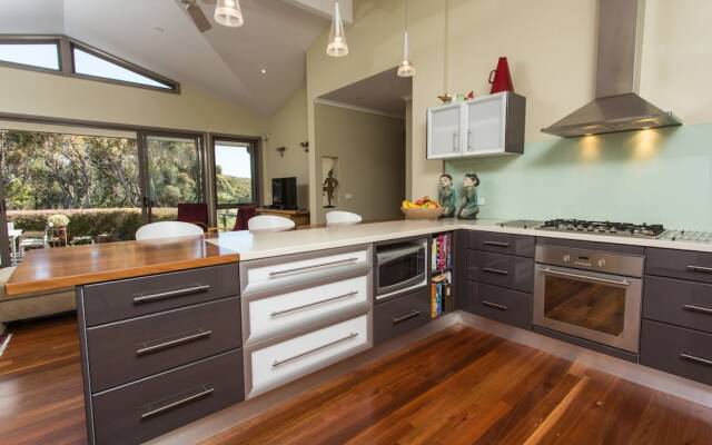 Tura Beachhouse in Dolphin Cove