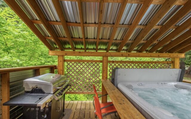 Chiwawa River Chalet 3 Bedroom Home by NW Comfy Cabins by RedAwning