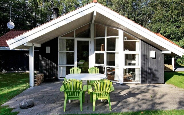 Magnificent Holiday Home in Humble With Sauna