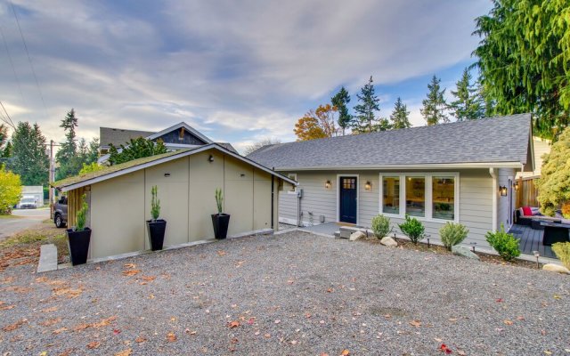 Modern Vacation Rental in Kirkland w/ Backyard!