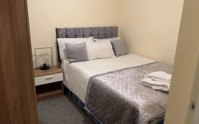 Modern Apt - City Views - Parking - Sleeps 3