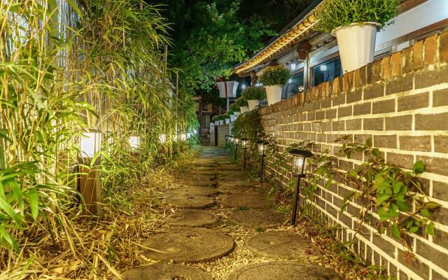 Jeonju Hanok Maeul Sarang Namu Hanok Pension