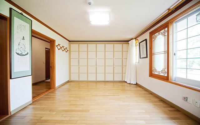 Gyeongju Lakeside Waltz Pension