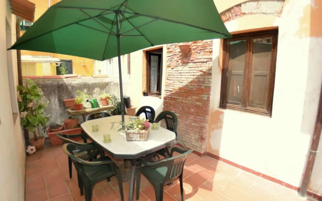 Lucca Central Garden Cottage